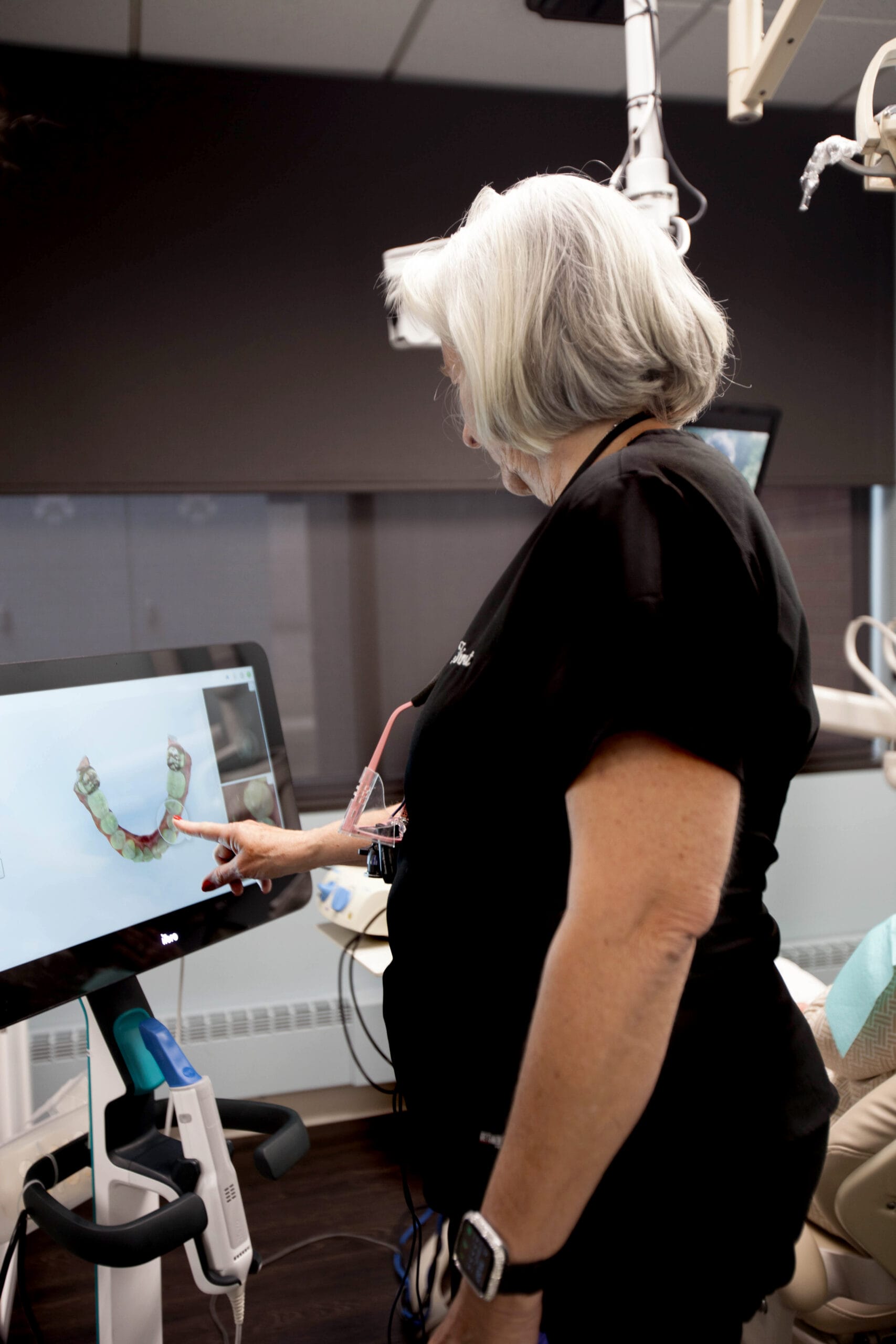 doctor_staff_interior_dental_office_treatment_monitor_patient (18)